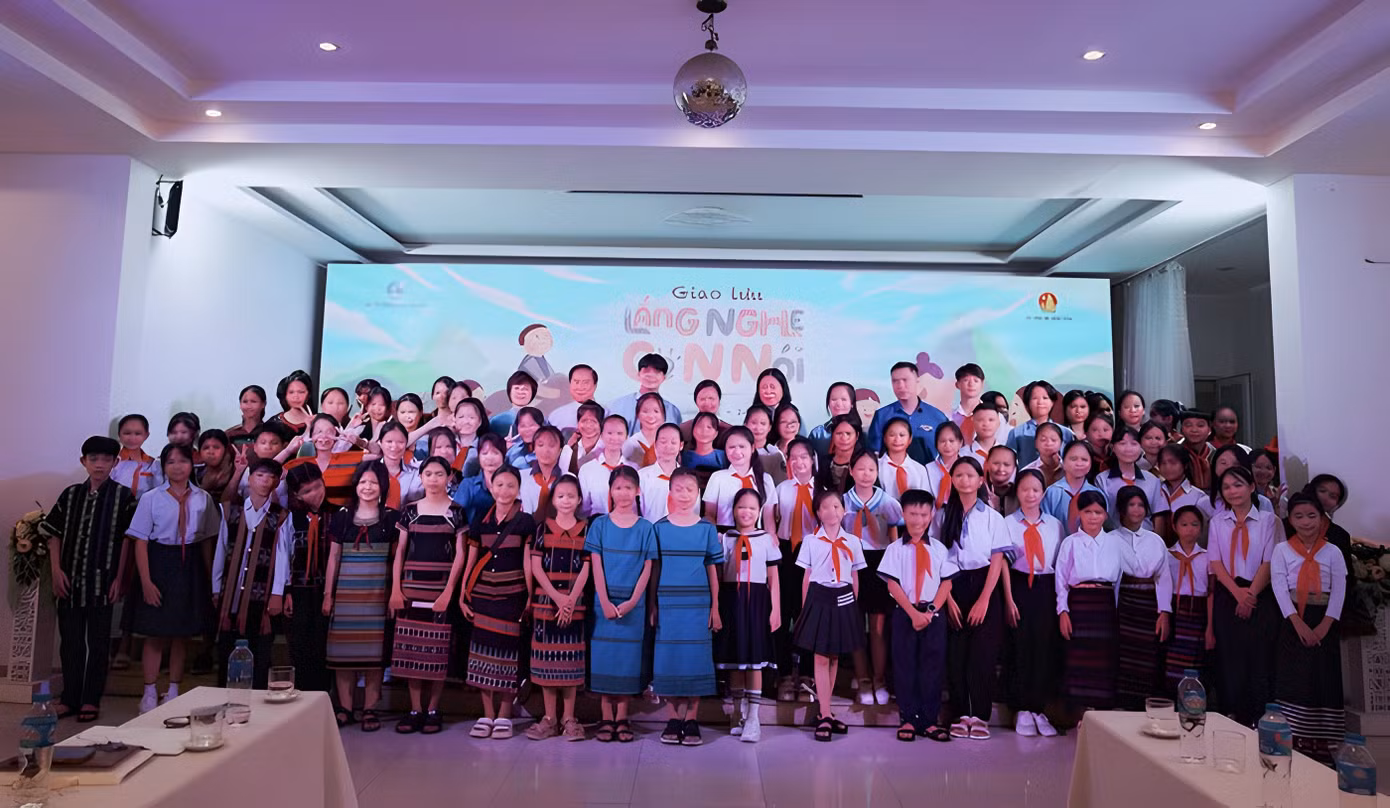 Thiếu nhi các dân tộc khu vực miền Trung chụp ảnh lưu niệm với các đại biểu tại giao lưu "Lắng nghe con nói".