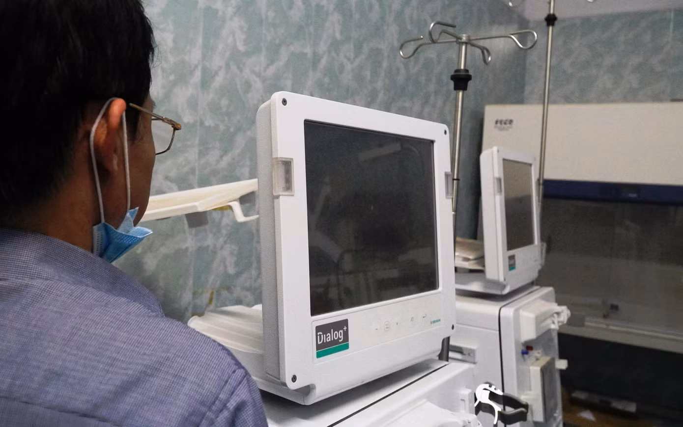 Máy chạy thận trị giá tiền tỷ nhập khẩu từ Đức "đắp chiếu" nhiều năm tại Bệnh viện đa khoa Chân Mây. Ảnh: N.V