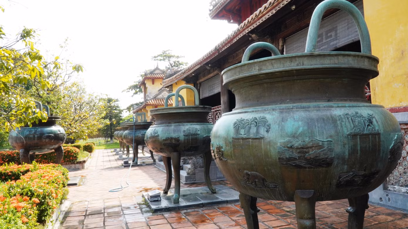 Cửu đỉnh (9 chiếc đỉnh đồng) được vua Minh Mạng cho khởi đúc vào cuối năm Ất Mùi, 1835, đến tháng Giêng năm Đinh Dậu, 1837, mới hoàn thành và tôn kính làm lễ đặt đỉnh trước sân chầu Thế Tổ miếu bên trong Hoàng thành Huế, sau lưng Hiển Lâm các. Các đỉnh đồng ở nguyên tại vị trí đó cho đến ngày nay.