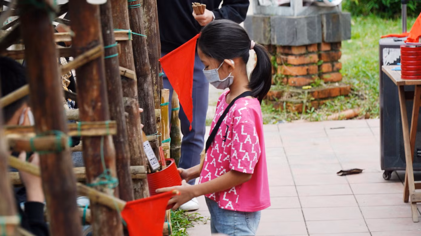 Ngoài người chơi, người điều khiển chính, còn có đội ngũ “trợ lý” làm công việc phát và gom quân bài, cắm cờ thắng, trao thưởng...