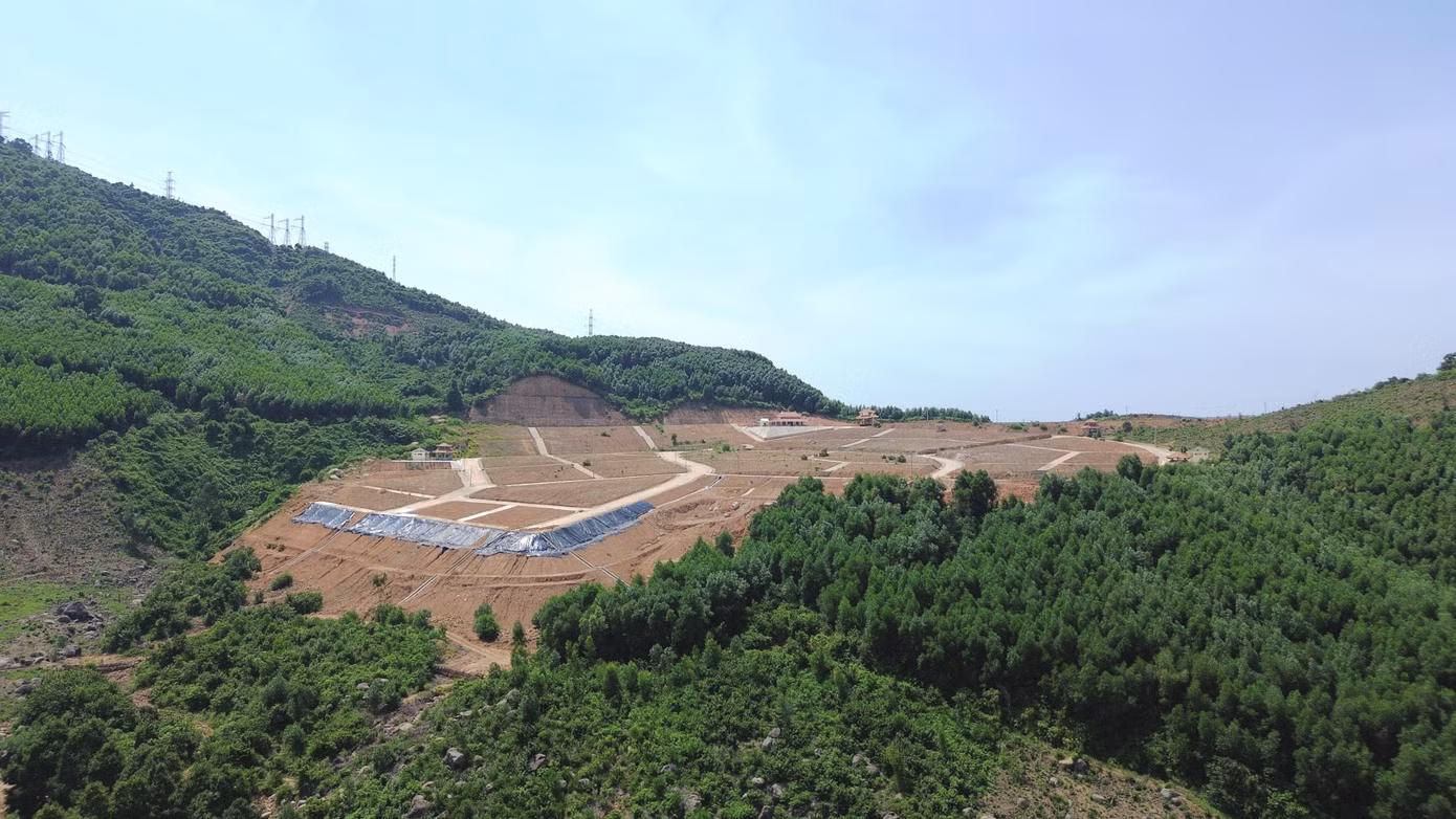 Trao đổi với PV, lãnh đạo UBND huyện Phú Lộc cho biết, dự án hiện còn một số hạng mục chưa thi công do chưa bố trí ngân sách để hoàn thành các thủ tục theo quy định. Do đó, Ban Quản lý dự án Đầu tư xây dựng khu vực huyện Phú Lộc đã đề nghị UBND tỉnh, Sở Kế hoạch và Đầu tư xem xét bổ sung nguồn kinh phí để hoàn thành thủ tục chuyển mục đích rừng và thi công hoàn thành công trình dự án nghĩa trang nhân dân Trường Đồng.