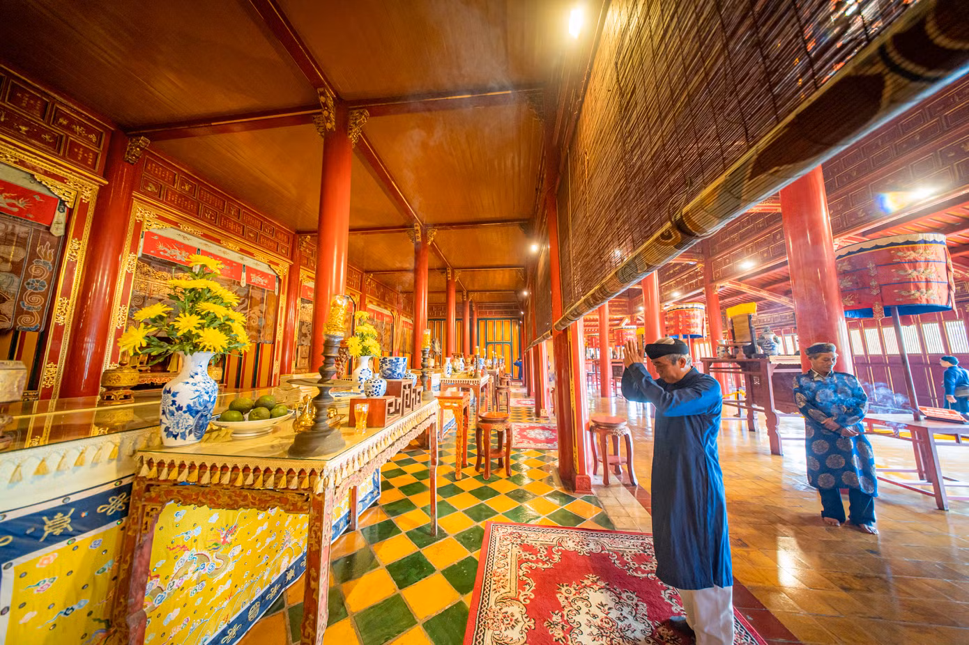 Cùng ngày là lễ diễu hành, dâng hương, hoa tại Triệu Tổ miếu, Thế Tổ miếu (Đại nội Huế). Ảnh: B.Minh. Cùng ngày là lễ diễu hành, dâng hương, hoa tại Triệu Tổ miếu, Thế Tổ miếu (Đại nội Huế). Ảnh: B.Minh.