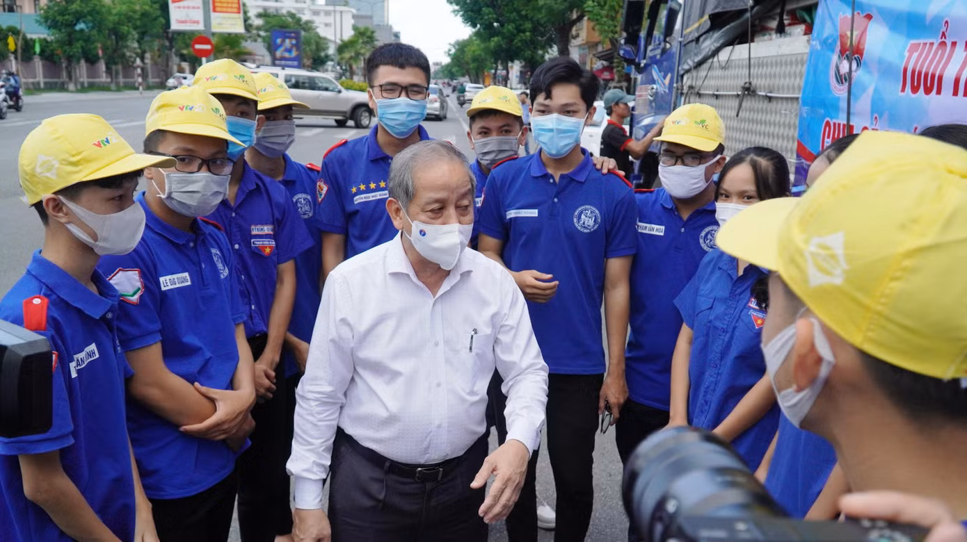 Phó Bí thư Thường trực Tỉnh ủy TT-Huế Phan Ngọc Thọ động viên tuổi trẻ Huế về công tác tình nguyện hỗ trợ quyên góp, chuyển hàng hóa giúp đỡ đồng bào TPHCM Phó Bí thư Thường trực Tỉnh ủy TT-Huế Phan Ngọc Thọ động viên tuổi trẻ Huế về công tác tình nguyện hỗ trợ quyên góp, chuyển hàng hóa giúp đỡ đồng bào TPHCM