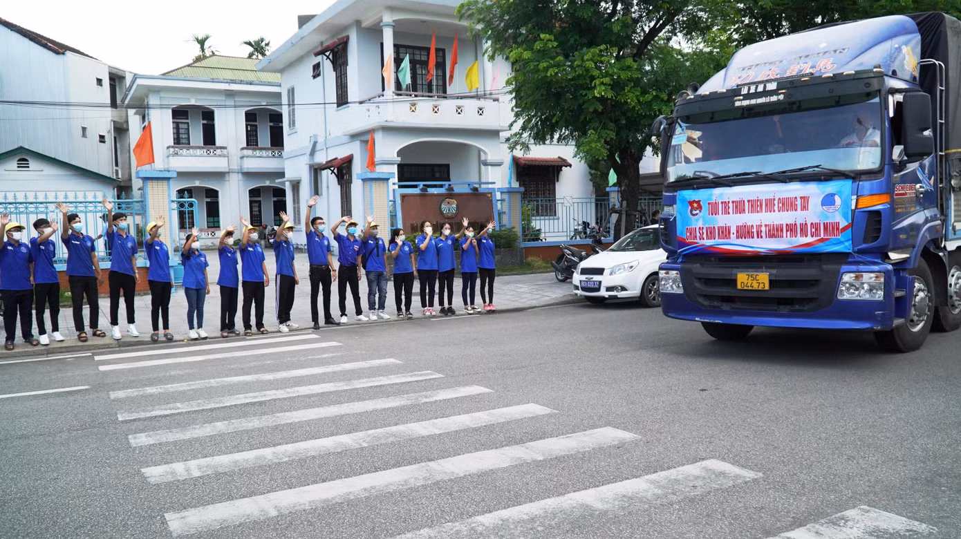 Giới trẻ Huế vẫy chào những chuyến xe 'gửi đầy yêu thương" trên đường xuất phát từ Huế đi TPHCM Giới trẻ Huế vẫy chào những chuyến xe 'gửi đầy yêu thương" trên đường xuất phát từ Huế đi TPHCM