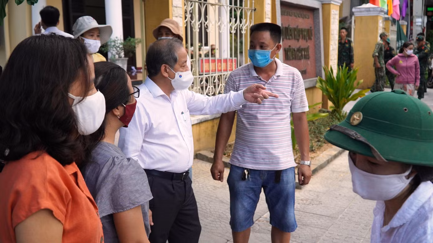 Ông Phan Ngọc Thọ ân cần dặn dò tài xế xe tải chuyển hàng hỗ trợ từ Huế vào TPHCM phải di chuyển an toàn, bảo đảm tuân thủ các quy định phòng dịch, đi đến nơi về đến chốn Ông Phan Ngọc Thọ ân cần dặn dò tài xế xe tải chuyển hàng hỗ trợ từ Huế vào TPHCM phải di chuyển an toàn, bảo đảm tuân thủ các quy định phòng dịch, đi đến nơi về đến chốn