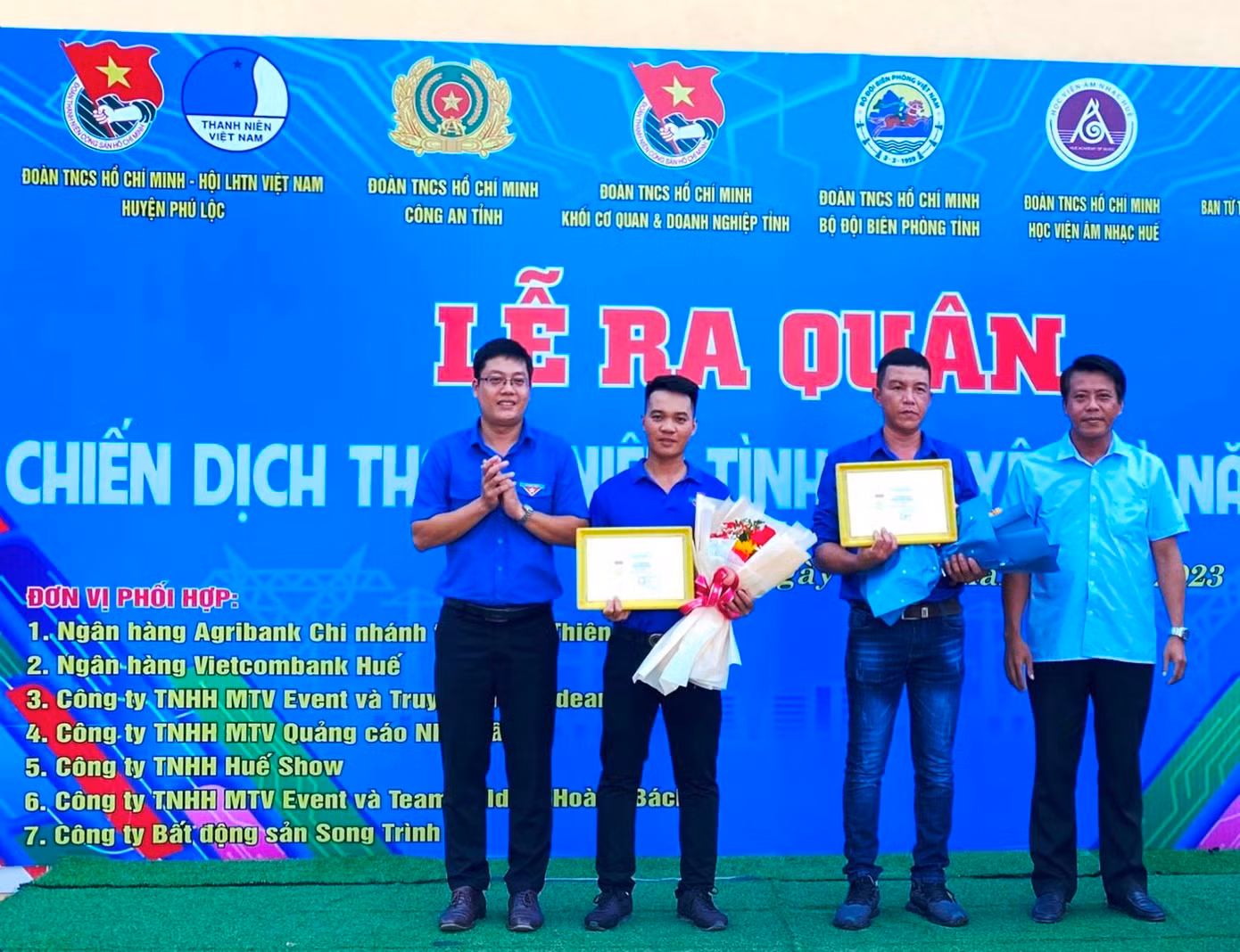 Thừa ủy quyền của Trung ương Đoàn, Ban Thường vụ Tỉnh Đoàn TT-Huế trao tặng huy hiệu “Tuổi trẻ dũng cảm” cho anh Cao Văn Đợi và Đào Duy Đức.