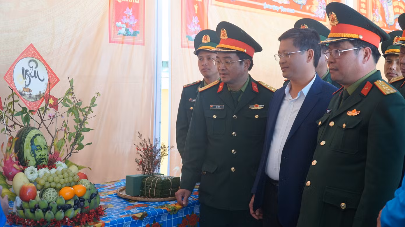 Tham quan gian trưng bày mâm ngũ quả, bánh Tết.