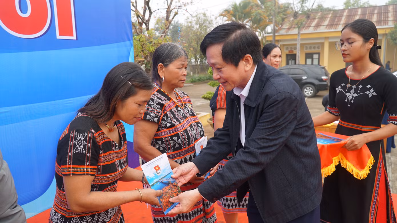 Tặng quà cho đồng bào vùng dân tộc thiểu số huyện A Lưới.