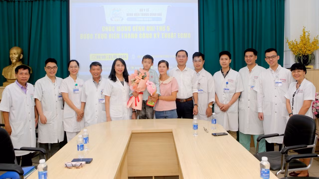 Bệnh nhi từng bị bệnh tật đe dọa tính mạng đã được cứu sống trong niềm vui của người nhà và nhiều y, bác sĩ Bệnh viện Trung ương Huế.