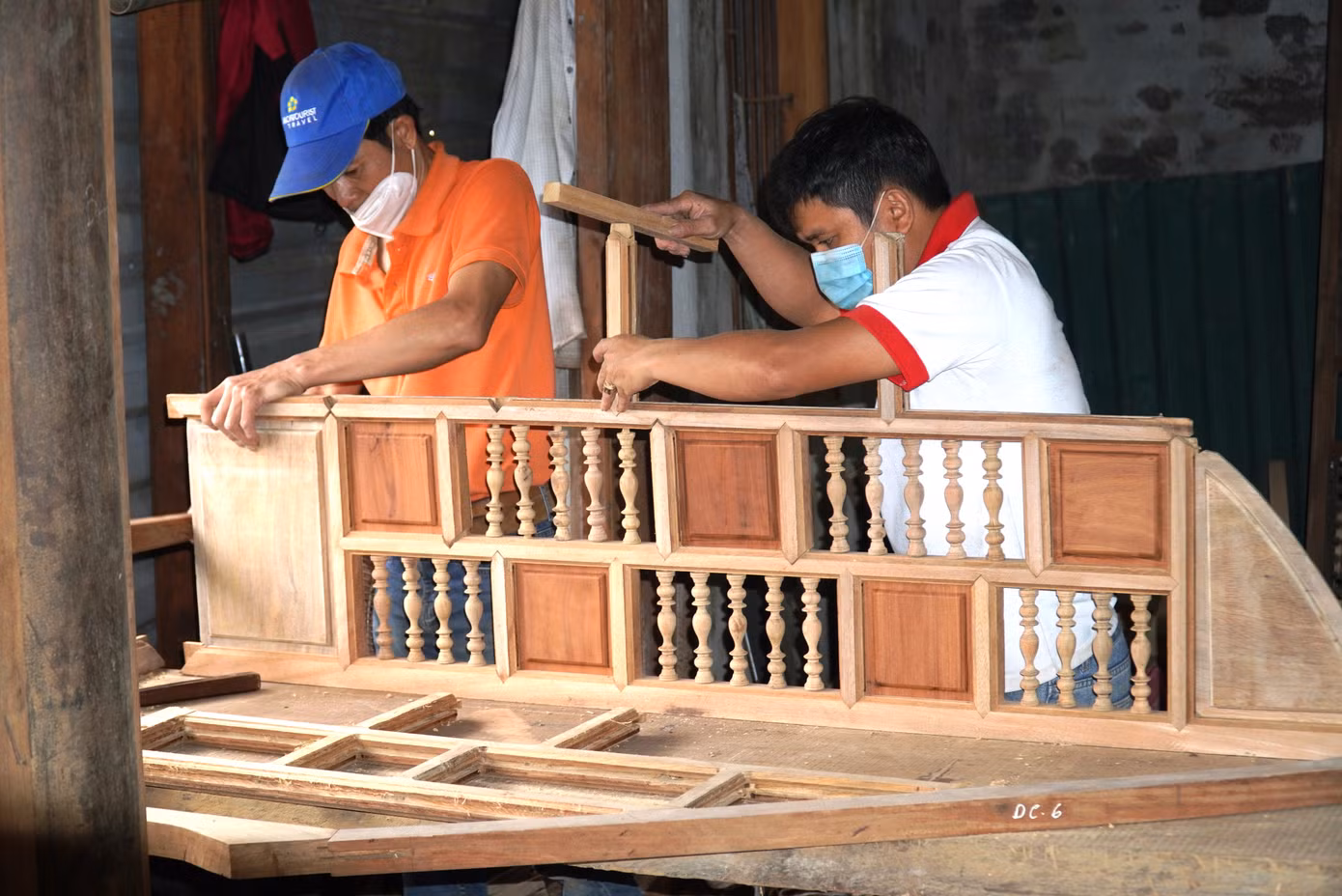 Đơn vị nhà thầu đang gấp rút hoàn thiện các phần cấu kiện gỗ, nội thất bên trong để sớm đưa công trình vào khai thác, phát huy giá trị.