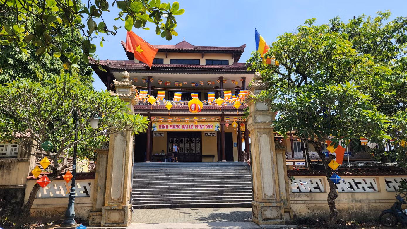 Trang trí mừng Phật đản tại Huế.