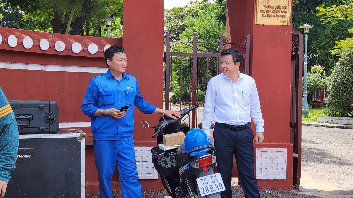 Giám đốc Sở GD&amp;ĐT tỉnh TT-Huế Nguyễn Tân kiểm tra công tác chuẩn bị tại điểm cầu Huế.