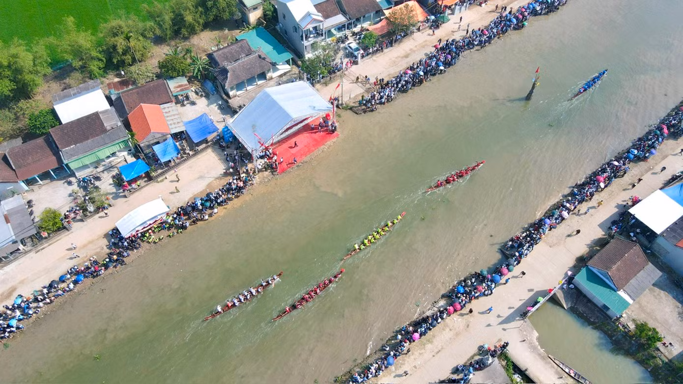 Hàng nghìn khán giả tập trung hai bên bờ sông Lợi Nông để cổ vũ cho các đội đua.