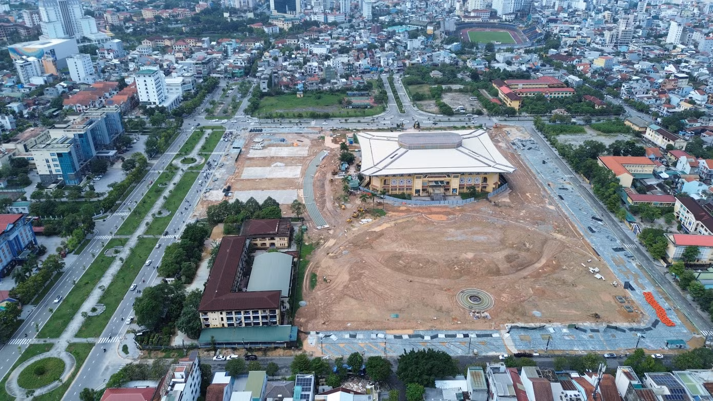 Đến nay, công trình dự án qua nhiều tháng triển khai xây dựng với nhiều kết cấu hạ tầng đang định hình như hệ thống sân, đường, chiếu sáng, cấp thoát nước…, nhưng trong khuôn viên giao đất thực hiện dự án vẫn còn sự tồn tại hoạt động của Trung tâm HL&amp;TĐTT tỉnh TT-Huế. Ảnh: Thế Nghĩa
