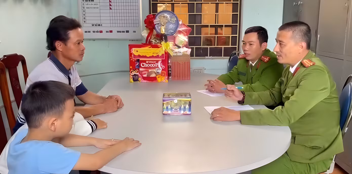 Người dân tự nguyện đến cơ quan công an giao nộp hàng chục quả pháo hoa nổ do người thân mang về nhà dịp Tết Nguyên đán. Ảnh: CACC