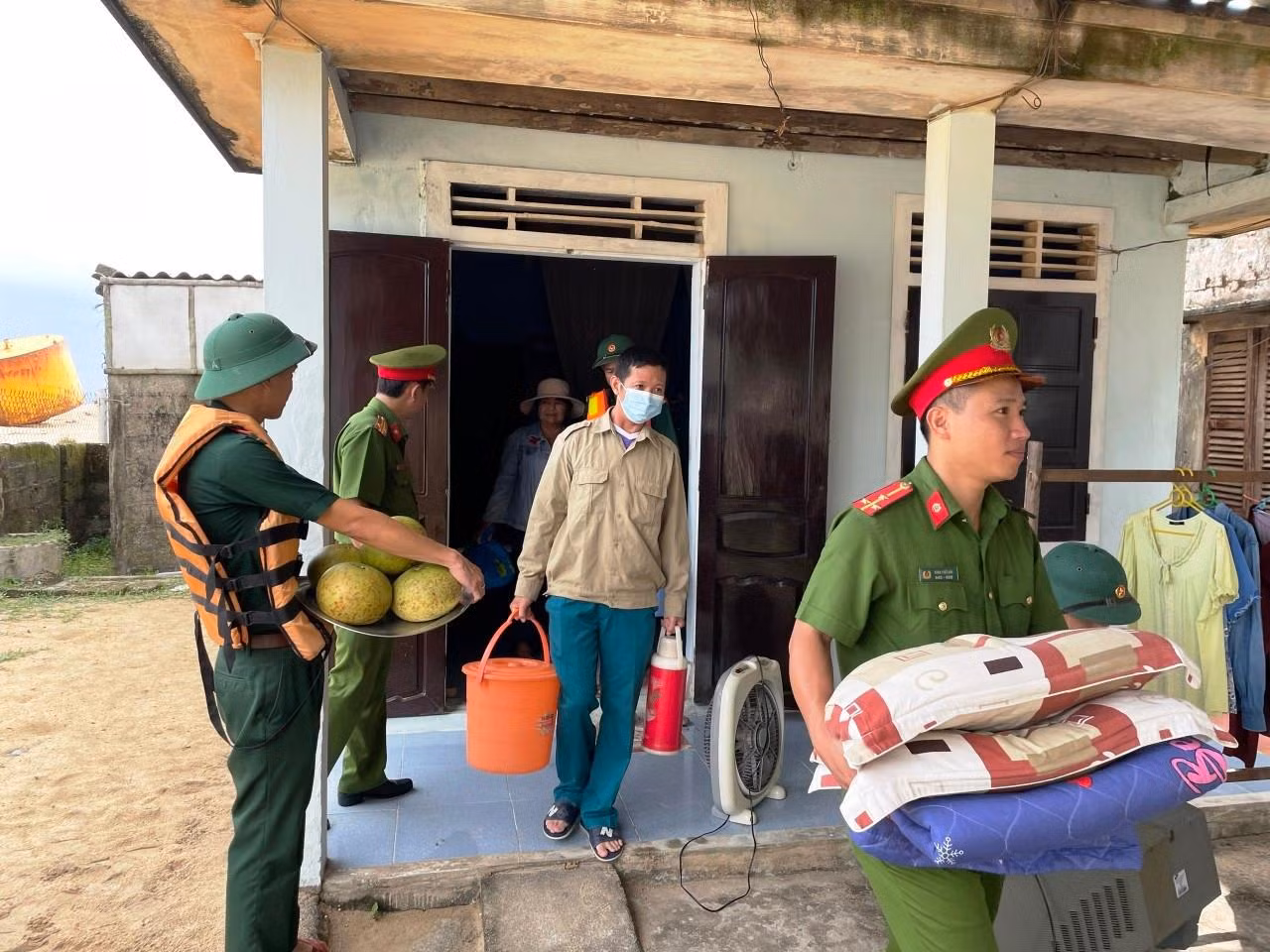 Lực lượng công an, quân đội tại TT-Huế hỗ trợ di chuyển tài sản người dân đến nơi an toàn sau khi bà con được sơ tán tránh bão.