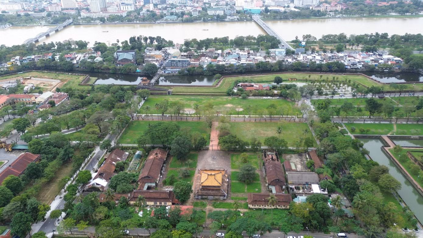 Do trường ở khá xa Kinh thành Huế, năm 1908 (dưới thời vua Duy Tân), triều đình nhà Nguyễn cho dời trường Quốc Tử Giám về tại khu đất ở góc đông nam Hoàng thành Huế như hiện nay.