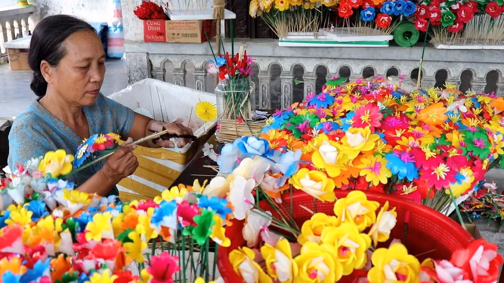 Tại Dương Nỗ còn có nghề làm hoa giấy Thanh Tiên. Đây là nghề truyền thống đã tồn tại hàng trăm năm. Từ những đóa hoa đậm màu tâm linh, với sen giấy, cúc giấy, hồng giấy… được chế tác tinh xảo qua bàn tay của những người thợ làng, hoa giấy Thanh Tiên đã góp phần tạo nên bản sắc văn hóa xứ Huế, trở thành sản phẩm du lịch sáng tạo thu hút du khách.