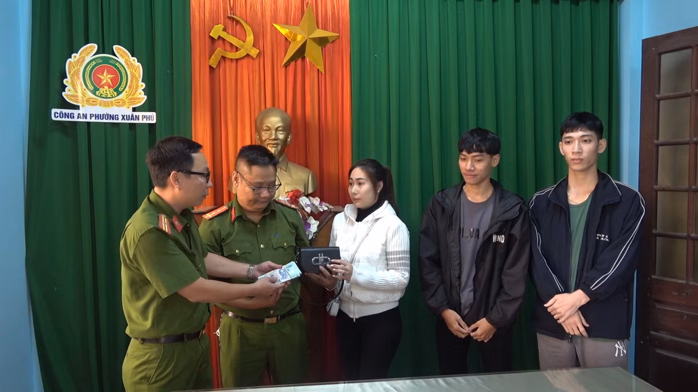 Công an TP Huế trả lại tài sản có giá trị lớn cho người đánh rơi. (Ảnh: CACC)