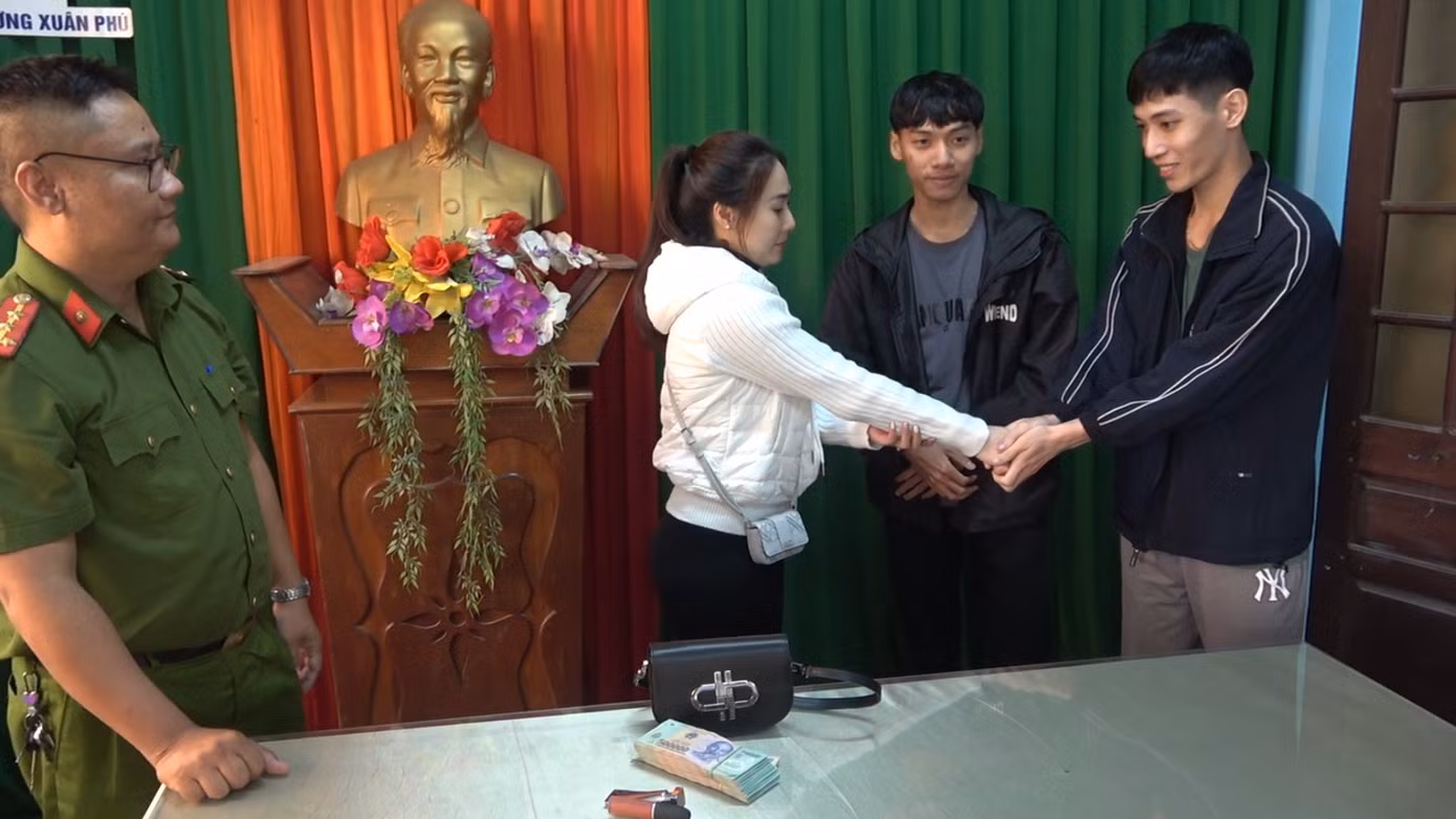 Chị Đoàn Thị Yến Nhi bày tỏ cảm kích với hai thanh niên không tham của rơi. (Ảnh: CACC)