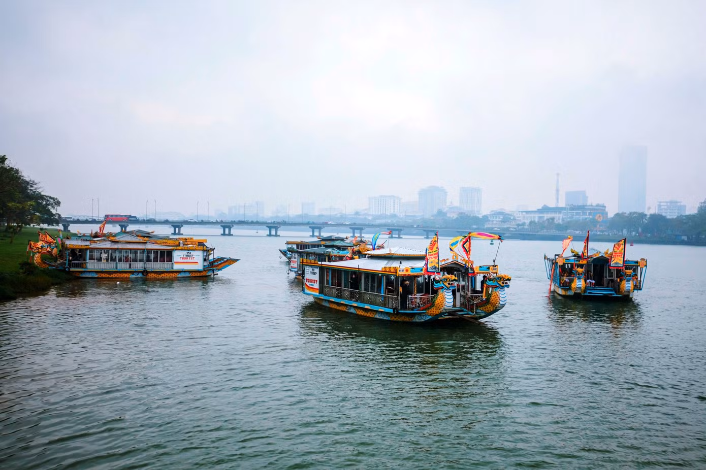 Trong sáng 21/3 đã diễn ra phần lễ với những nghi thức trang trọng như lễ cáo yết và dâng hương tại Thế miếu - Đại nội Huế, lễ rước rồng trên sông Hương, lễ tế tại Võ Thánh miếu (phường Long Hồ, quận Phú Xuân).