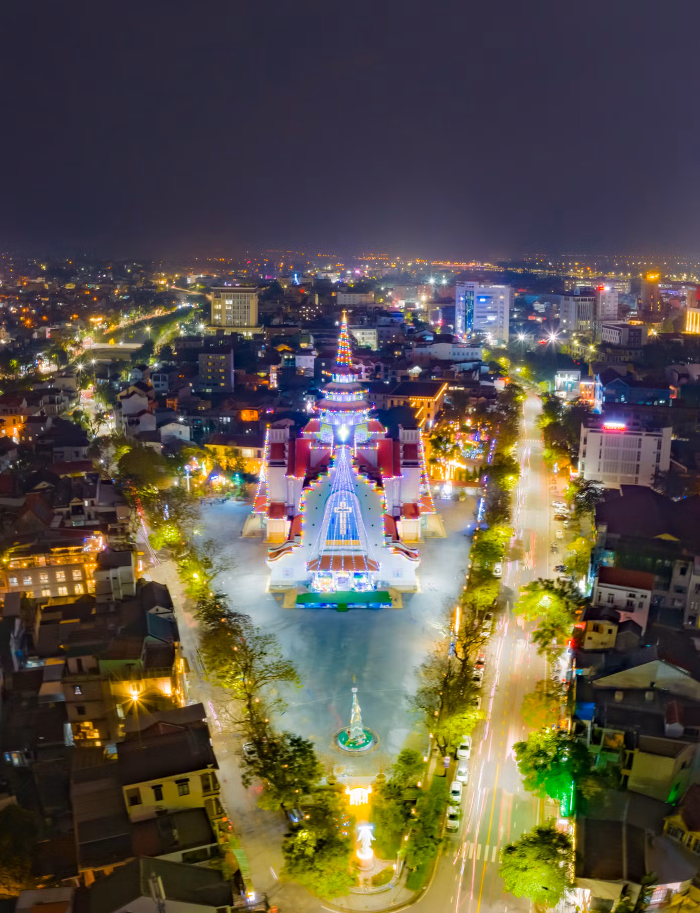 Nằm ở trung tâm TP Huế, ngôi nhà thờ này luôn là địa điểm check-in hấp dẫn của giới trẻ, du khách vào mỗi mùa Giáng sinh. Ảnh: Đình Hoàng