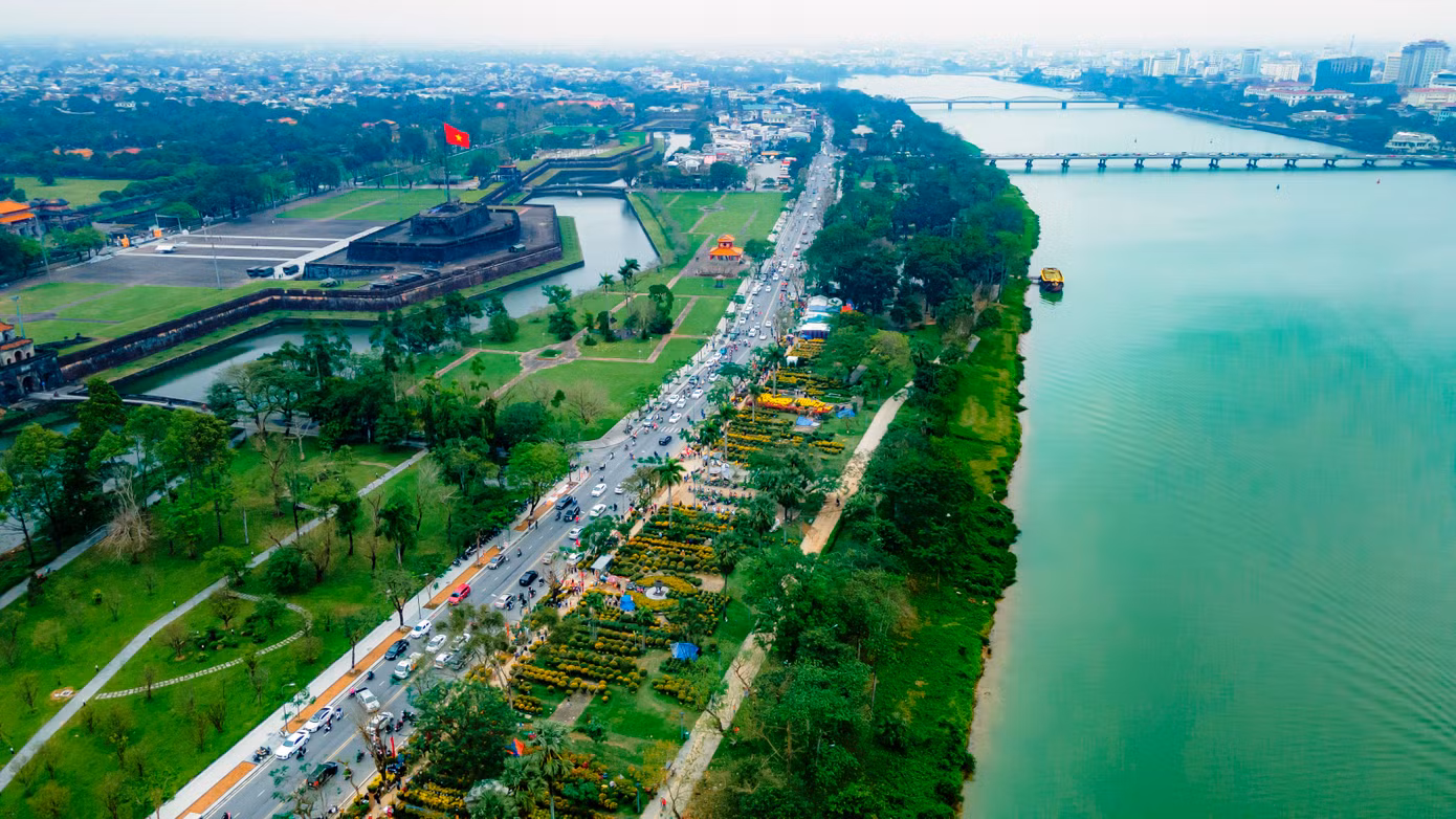 Khu vực bờ bắc sông Hương gần di tích Kỳ đài trong ngày Tết. Ảnh: Đình Hoàng