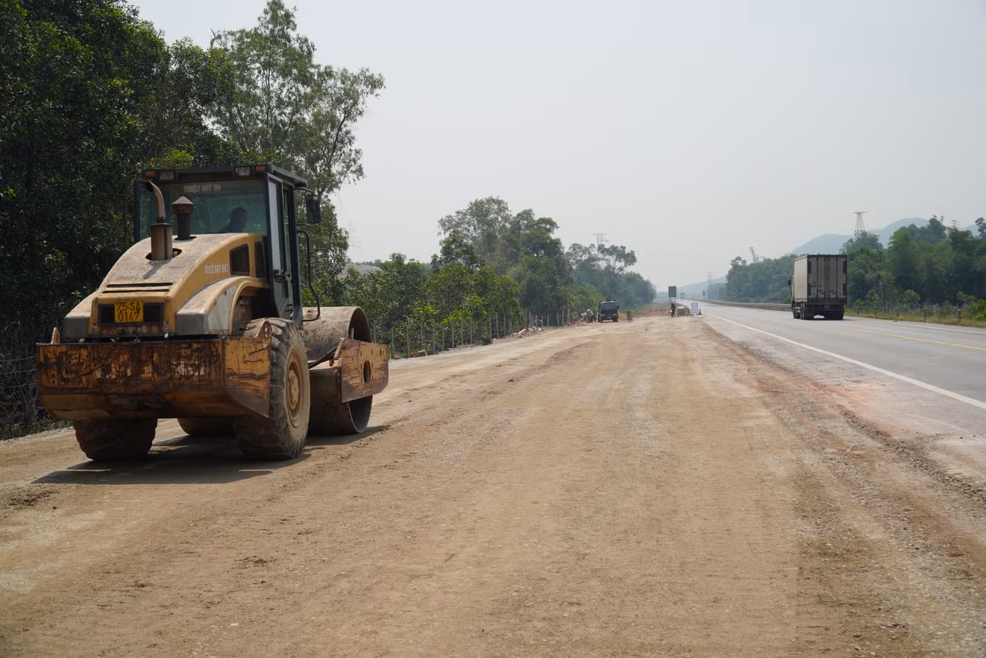 Công trình thi công trong phạm vi hành lang bảo vệ cao tốc, sát bên tuyến giao thông hẹp chỉ có 2 làn xe nhưng thiếu biển cảnh báo từ xa về hoạt động xây dựng.