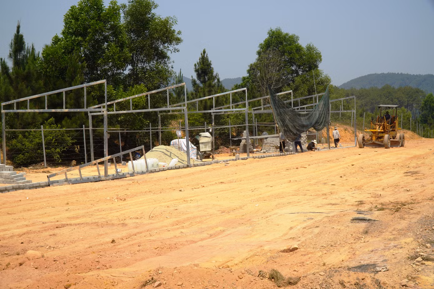 Dãy nhà khung sắt đang được lắp dựng tại trạm dừng nghỉ tạm thời thuộc đoạn Km77.