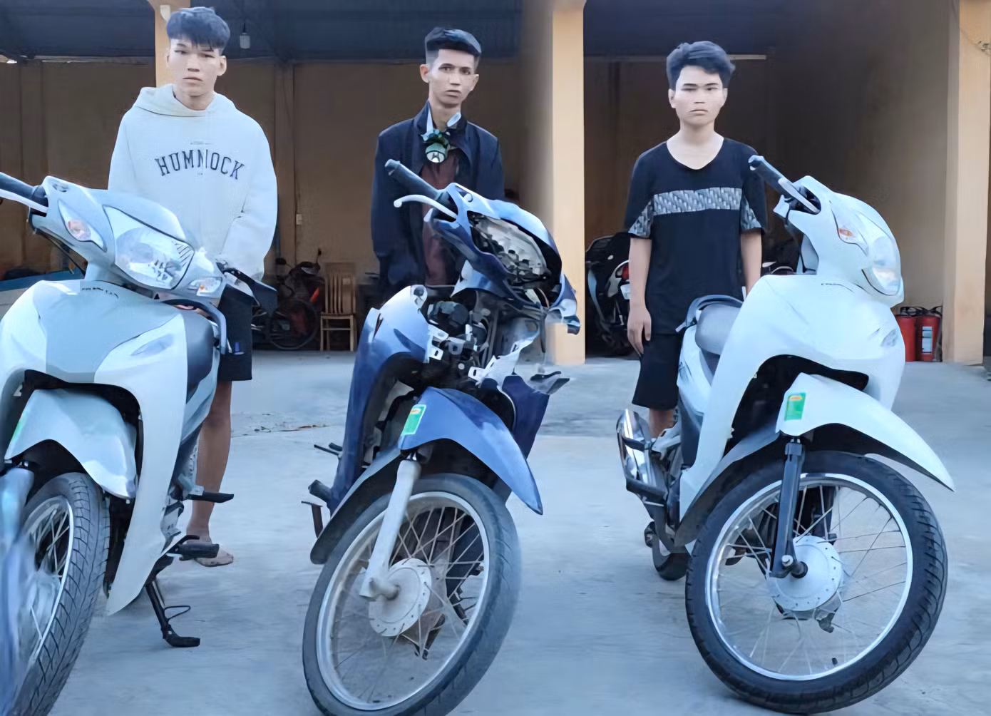 Các đối tượng trộm xe máy cùng tang vật.