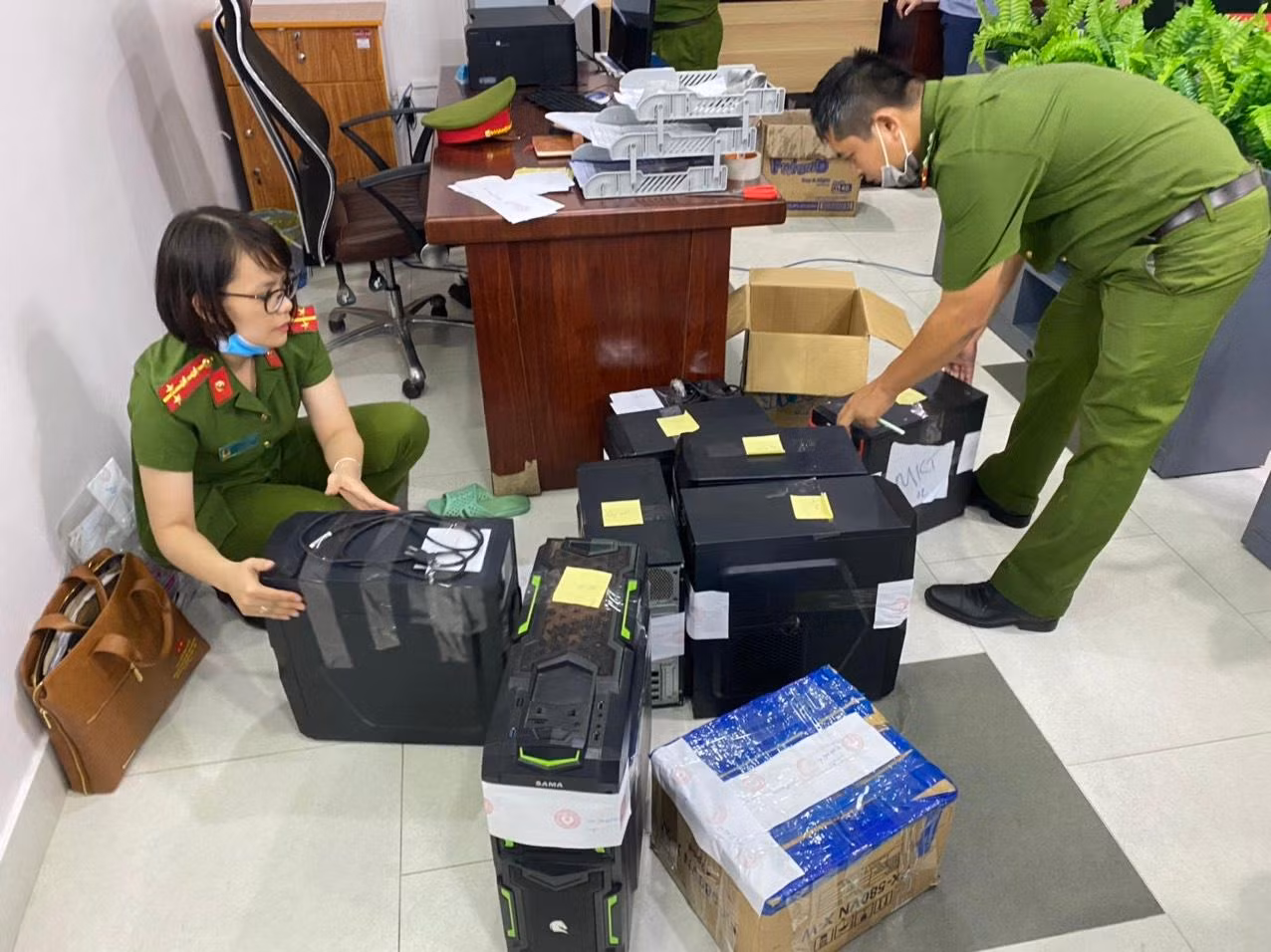 Thực hiện thủ tục khám xét, thu giữ các tài liệu, tang vật phục vụ công tác điều tra