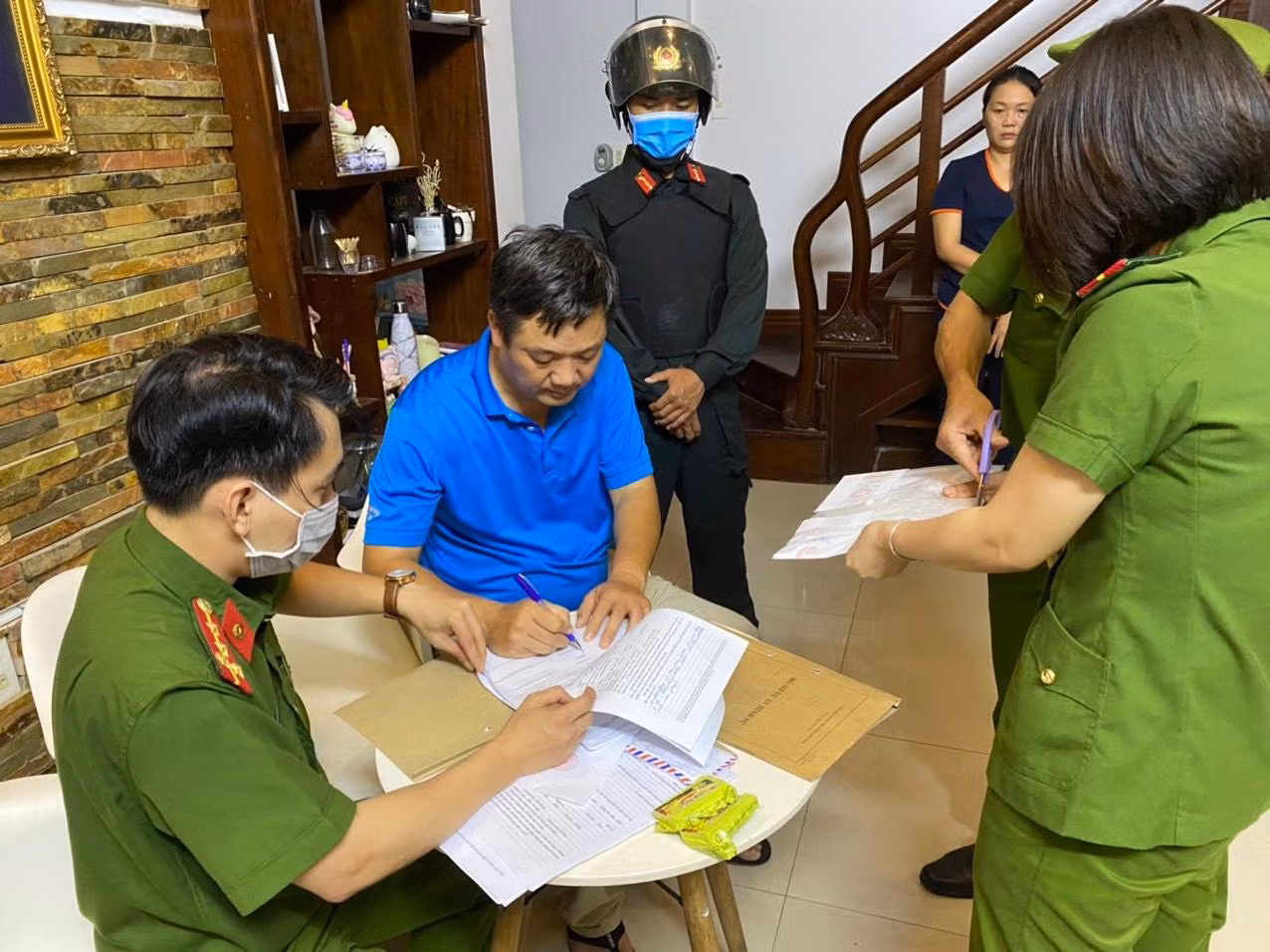 Công an thực hiện thủ tục khởi tố, bắt tạm giam đối với Nguyễn Hà Tấn (thứ hai từ trái sang)