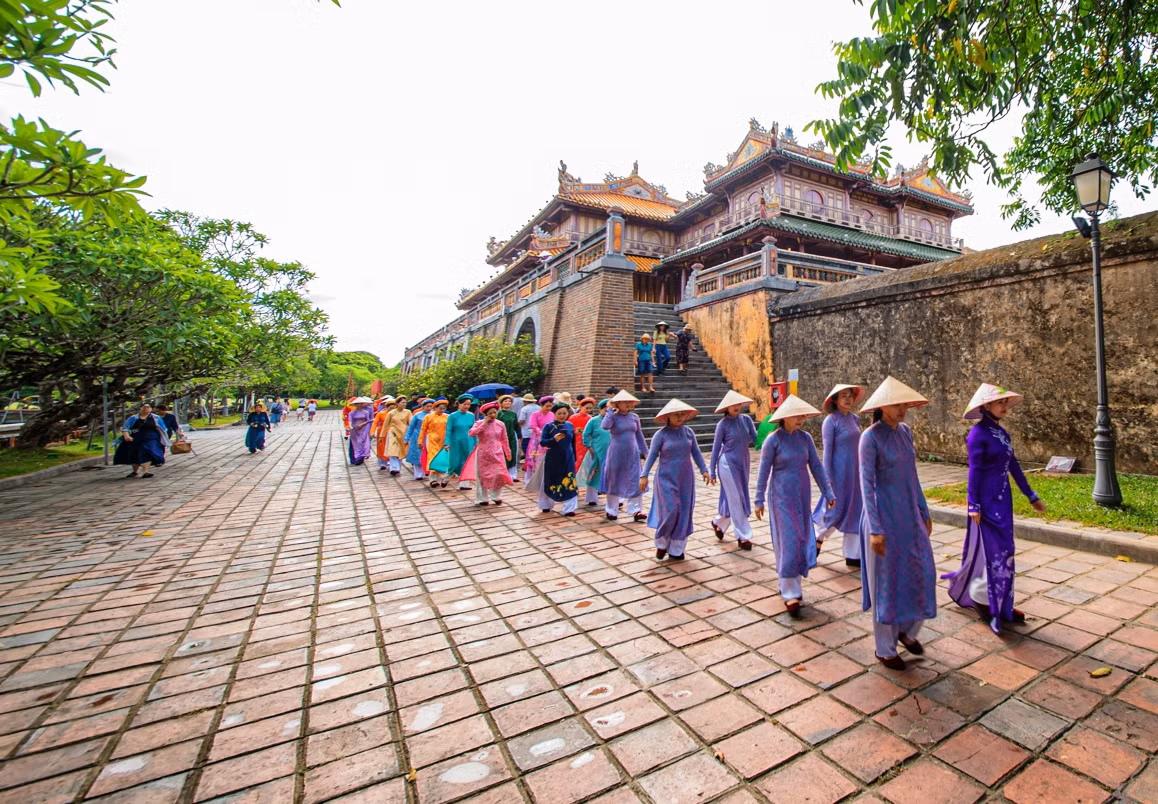 Trải qua nhiều thăng trầm của lịch sử, chiếc áo dài vẫn luôn được coi là trang phục truyền thống không thể thiếu của mỗi người dân xứ Huế từ xưa cho đến nay. Trải qua nhiều thăng trầm của lịch sử, chiếc áo dài vẫn luôn được coi là trang phục truyền thống không thể thiếu của mỗi người dân xứ Huế từ xưa cho đến nay.