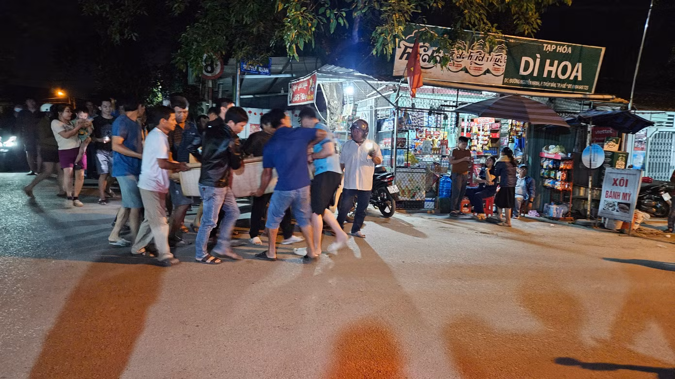 Đưa thi thể nạn nhân đuối nước lên bờ.