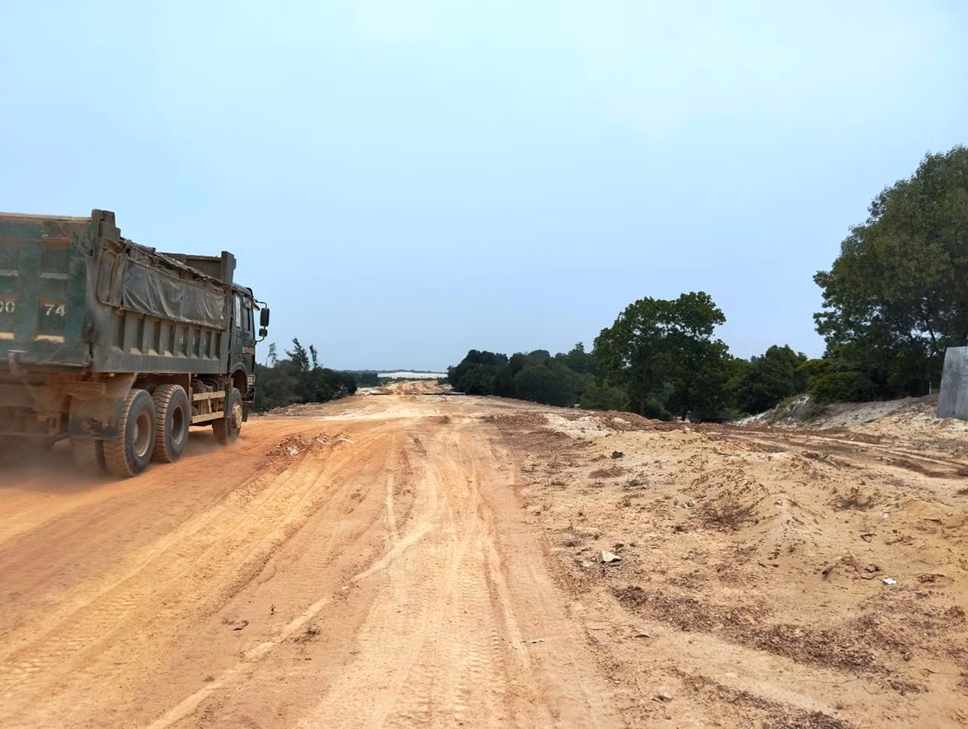 Riêng đoạn tuyến từ Quốc lộ 49A (xã Phong Chương) đến cuối tuyến (xã Điền Lộc) dài 3,5 km hiện được đơn vị thi công là Công ty CP Thành Đạt hoàn thiện phần đắp nền cấp phối, sau đó sẽ đúc bê tông xi măng mặt đường vào tháng 7.