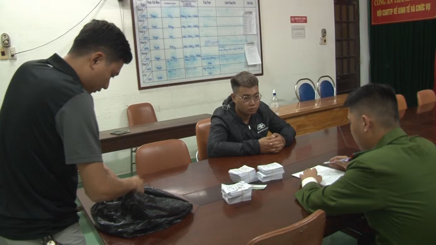 Hai đối tượng cho vay lãi nặng khác cùng tang vật dùng thực hiện hành vi phạm tội. Ảnh: CACC