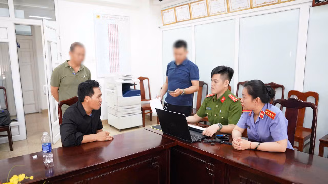 Cơ quan chức năng lấy lời khai đối với nghi phạm Phan Văn Phú.