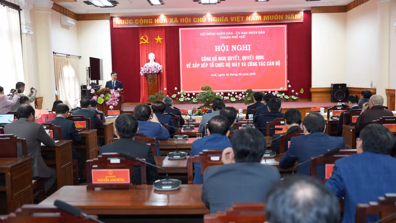 HĐND, UBND thành phố Huế tổ chức hội nghị công bố nghị quyết, quyết định về sắp xếp tổ chức bộ máy và công tác cán bộ.