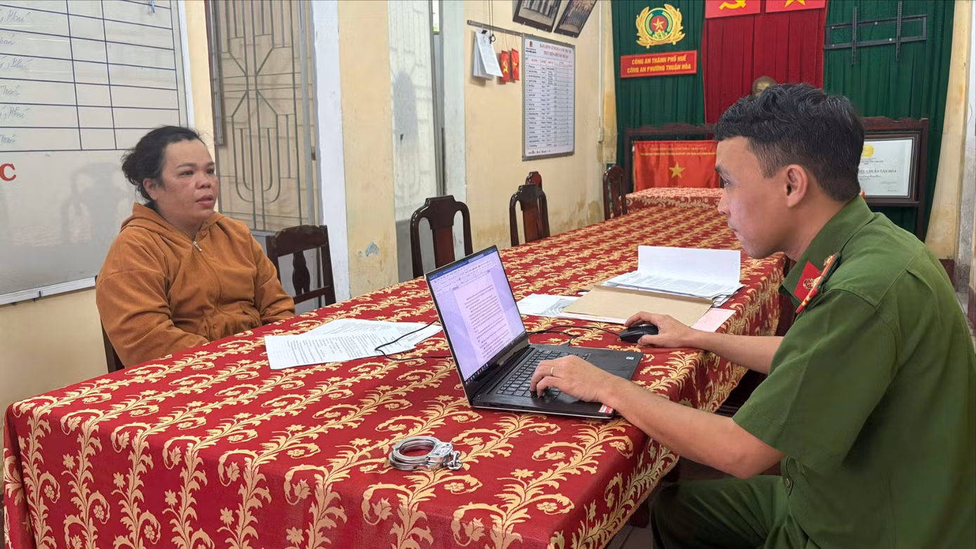 Công an lấy lời khai đối tượng Tống Thị Thùy Linh.