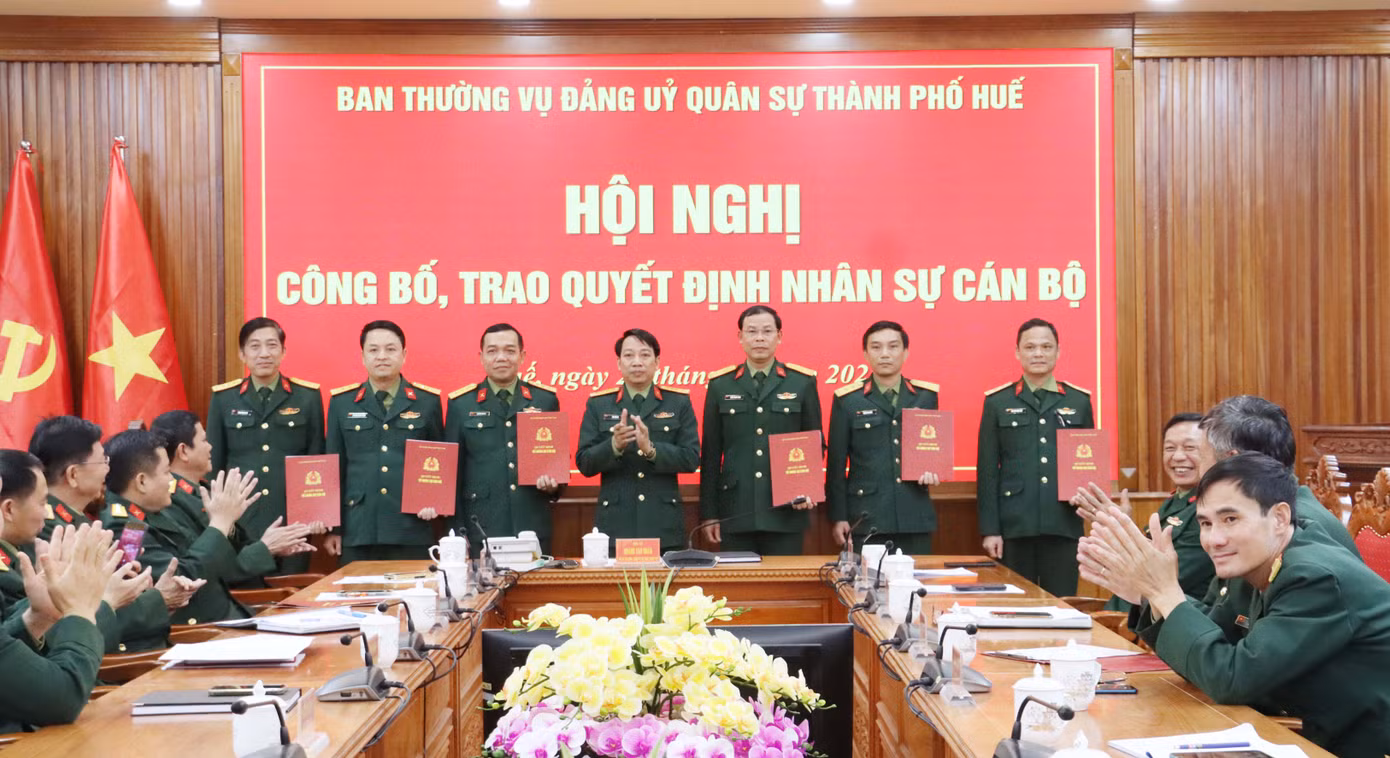 Công bố và trao quyết định nhân sự cán bộ năm 2025 tại Bộ Chỉ huy Quân sự thành phố Huế.