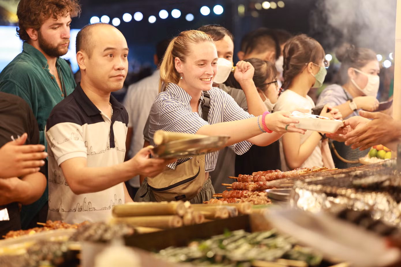 Du khách cũng dành nhiều cảm nhận tốt về dịch vụ thú vị, ẩm thực ngon xứ Huế. Du khách cũng dành nhiều cảm nhận tốt về dịch vụ thú vị, ẩm thực ngon xứ Huế.