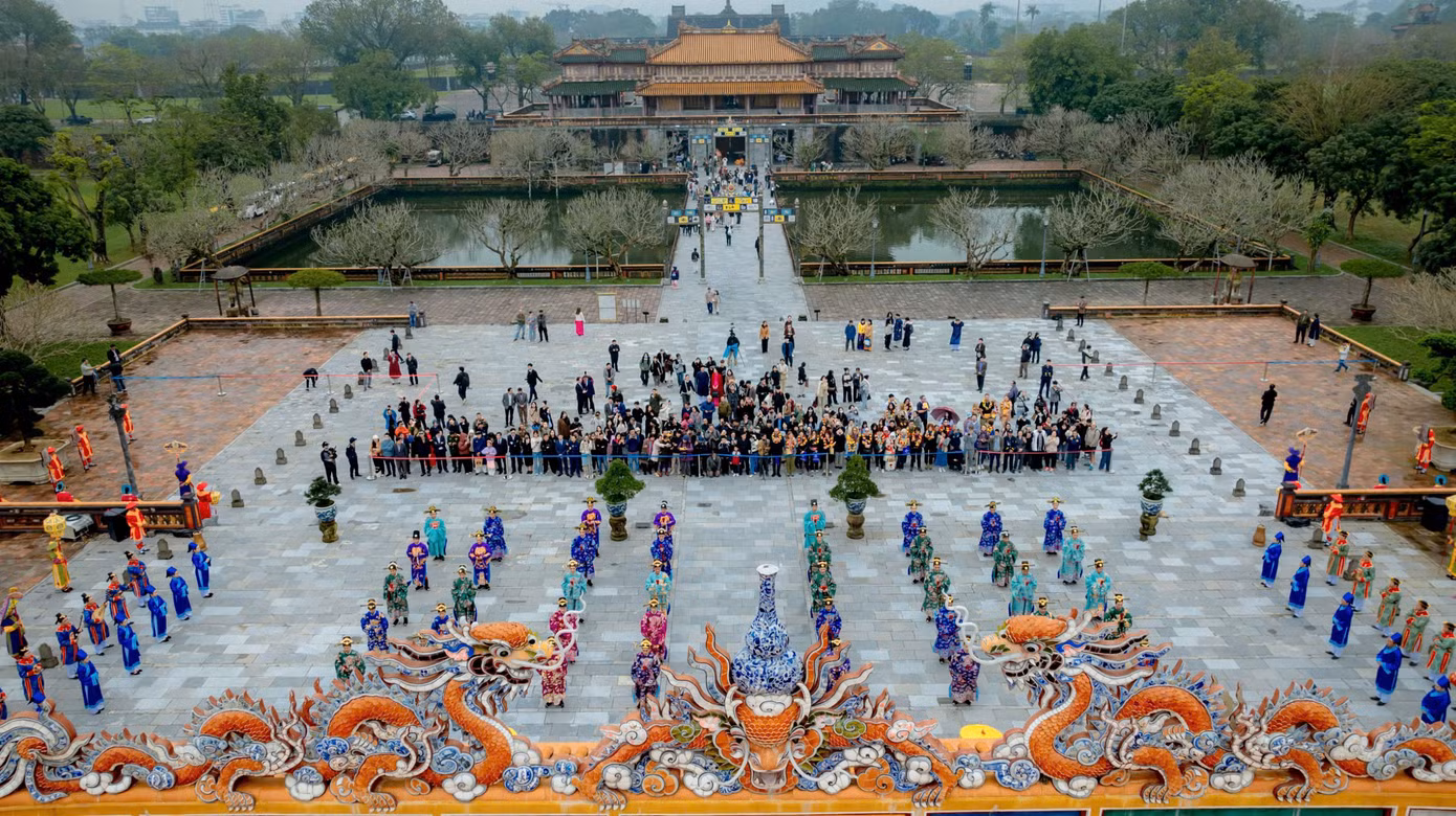 Ông Nguyễn Phước Hải Trung - Phó Giám đốc Trung tâm Bảo tồn di tích cố đô Huế - cho biết, trung tâm đã nghiên cứu và tái hiện lễ Nguyên đán trên dựa trên những tư liệu trong Đại Nam Thực lục, Khâm định Đại Nam hội điển sự lệ...