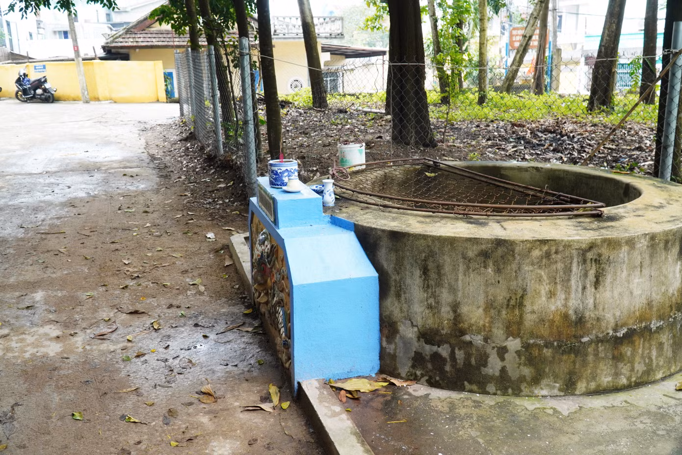 Từ bao đời nay, dân địa phương gọi đó là giếng Hàm Long. Được biết, chiếc giếng cổ này gắn với những huyền tích liên quan triều Nguyễn và lịch sử khai sơn Báo Quốc tự.
