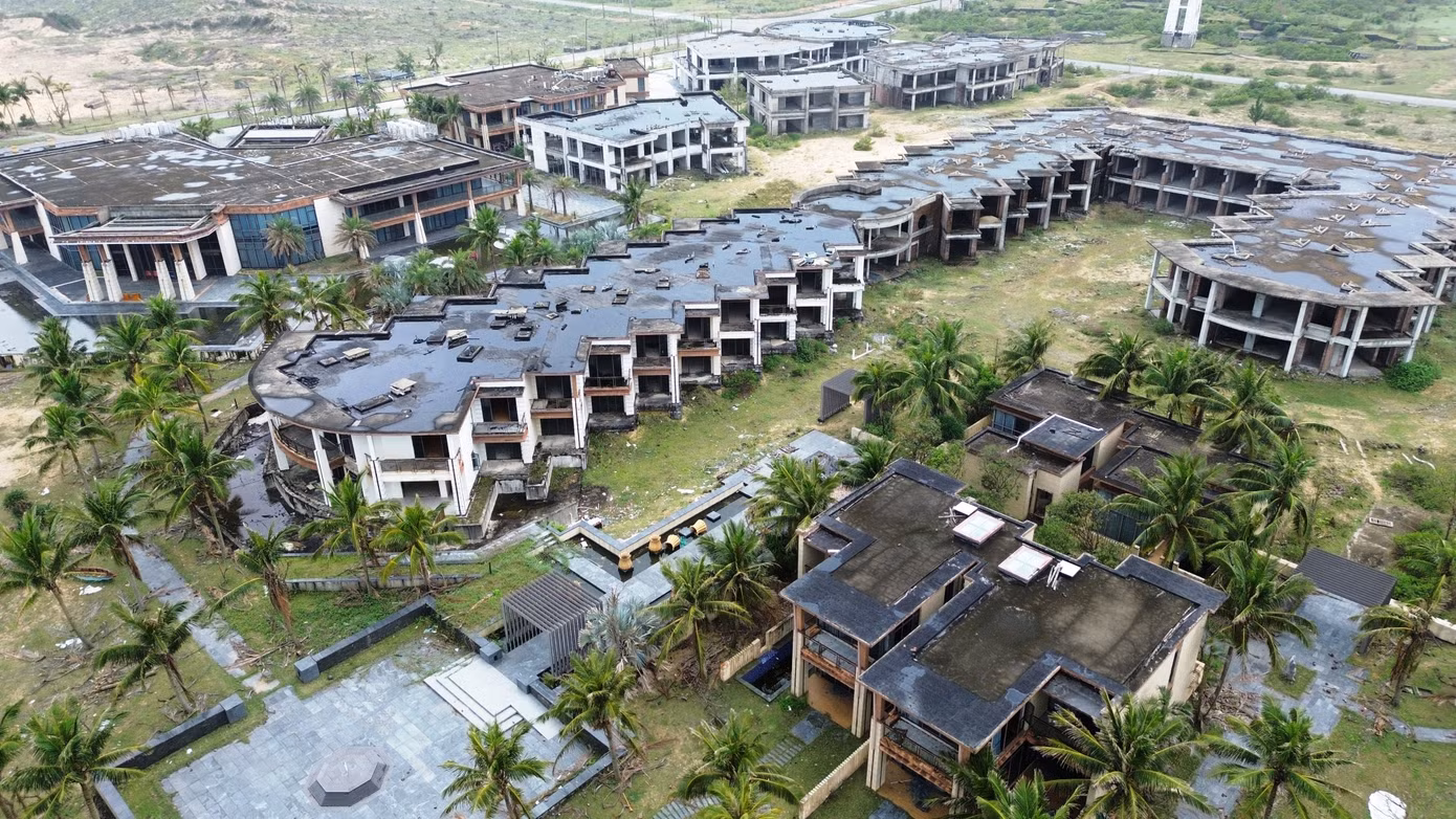 Trong đó, dự án giai đoạn 1 đã được thành phố Huế cấp chứng nhận ký đầu tư lần đầu năm 2015, điều chỉnh lần 2 năm 2018, gồm 242 biệt thự nghỉ dưỡng ven biển, trên diện tích khoảng 19ha, với vốn đầu tư lên đến 368 triệu USD.
