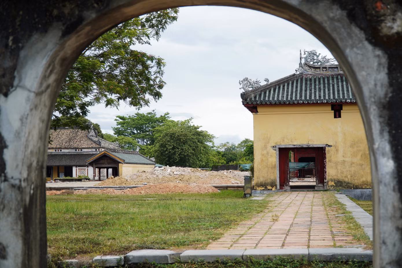 Trung tâm Bảo tồn Di tích Cố đô Huế cho biết, Bảo tàng Lịch sử Quốc gia Việt Nam chủ trì, phối hợp với Trung tâm vừa thực hiện khai quật, khảo cổ di tích điện Cần Chánh (Đại nội Huế). Ảnh: Ngọc Văn