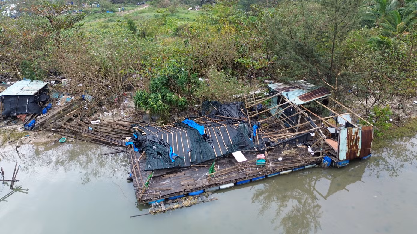 Trước mùa mưa bão, do đầu ra tiêu thụ cá nuôi trên địa bàn Lăng Cô gặp khó khăn, cá thu hoạch bán chậm nên lượng thủy sản nuôi ở các lồng bè còn tồn đọng nhiều. “Nhà cửa bị bão tàn phá, lồng nuôi rách nát, cá nuôi ở vùng nước mặn không chỉ bị thất thoát ra ngoài khi bị sóng đánh, mà số còn lại trong những khu lồng lành lặn không thể sống được do bị ngạt nước, sốc ngọt. Người nuôi cá chịu thiệt đơn, thiệt kép. Cá đã đến kỳ thu hoạch nhưng giờ không còn gì nữa, mỗi lồng nuôi của gia đình tôi bị thiệt hại hơn 100 triệu đồng", ông Thọ than.