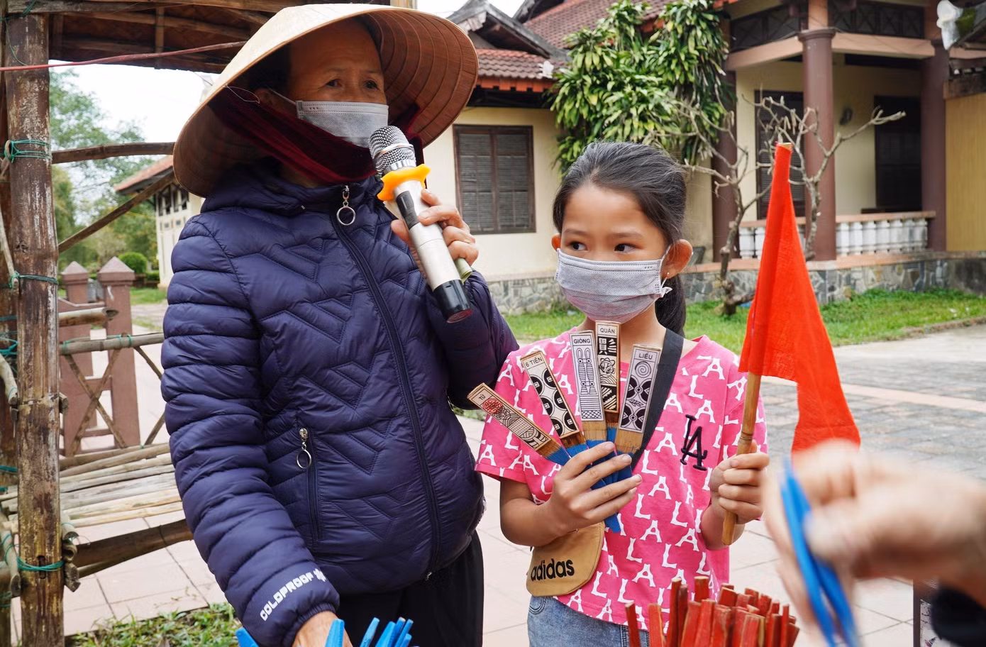 Hội bài chòi Thủy Thanh dịp Tết năm nay được tổ chức trong khuôn viên Bảo tàng nông cụ của xã, cạnh cây cầu ngói Thanh Toàn - một công trình di tích cấp quốc gia nổi tiếng. Hội bài chòi diễn ra từ ngày mùng 2 đến 10 Tết.