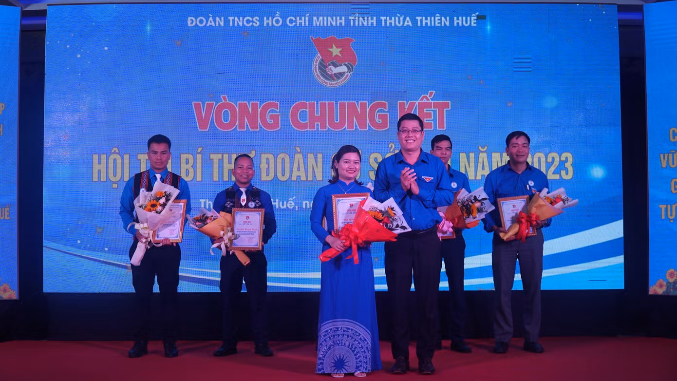 Thí sinh Võ Thị Hồng Nhi (thứ 3 từ trái sang) giành giải Nhất hội thi. Ảnh: N.V
