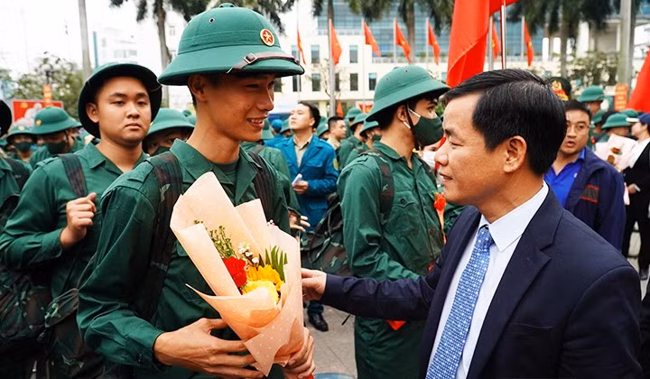Chủ tịch UBND tỉnh TT-Huế Nguyễn Văn Phương động viên các tân binh trước khi lên đường nhập ngũ. Ảnh: CTV
