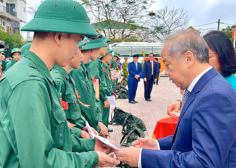 Phó Bí thư Thường trực Tỉnh ủy TT-Huế Phan Ngọc Thọ tặng quà, động viên thanh niên thị xã Hương Thủy lên đường làm NVQS.